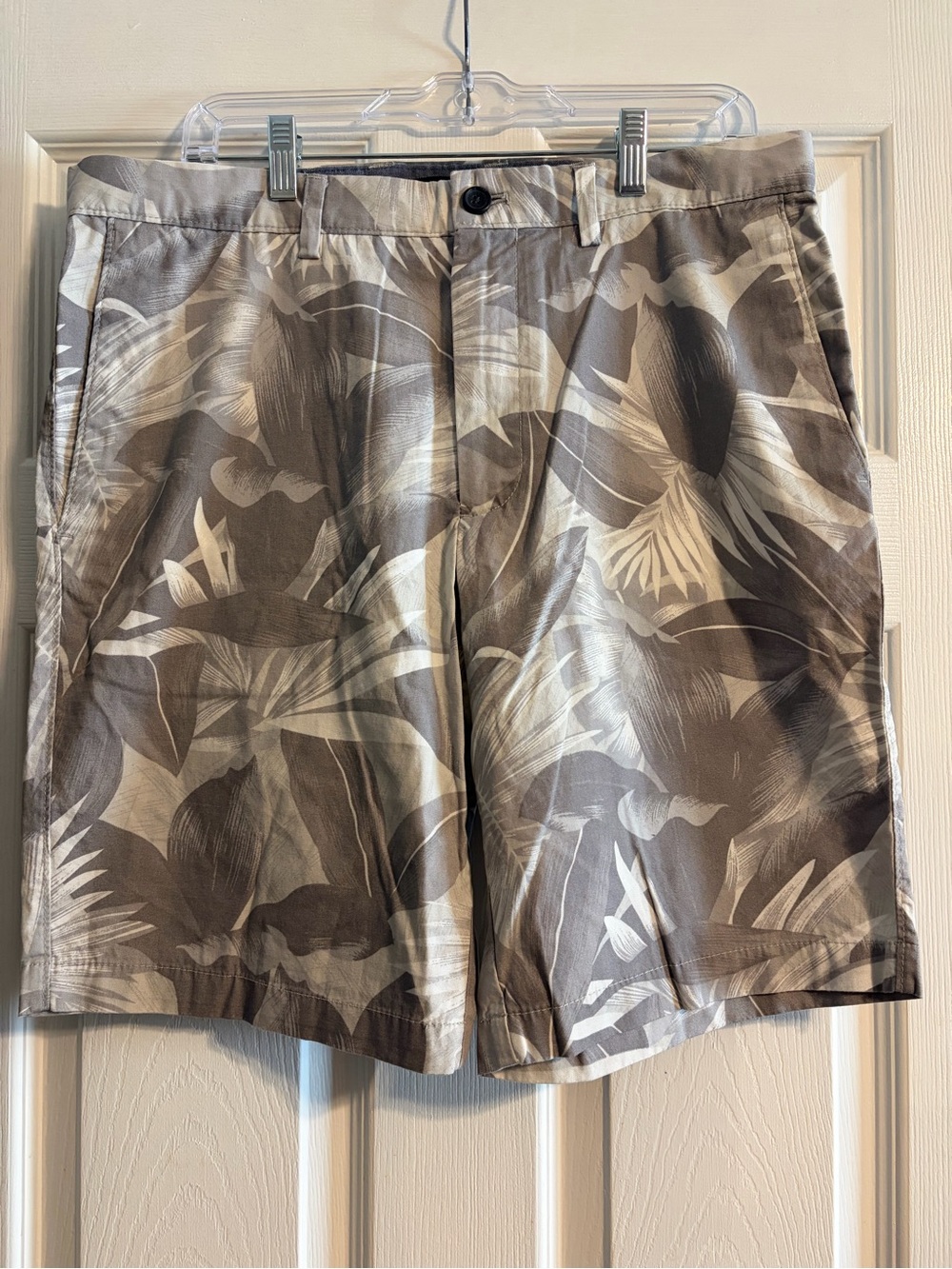 Banana Republic Straight Fit Chino Shorts Mens Grey Tropical Palm Leaf Print